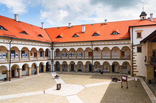 Zamek Królewski w Niepołomicach - dziedziniec